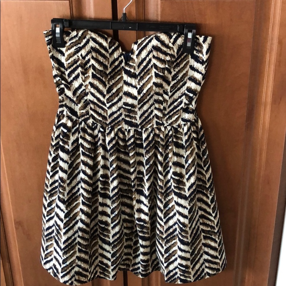Women’s strapless patterned dress